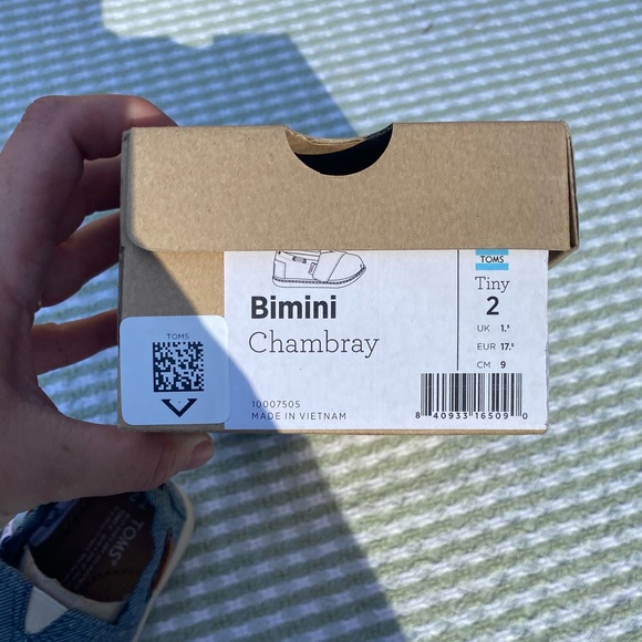 Toms - Picture 3 of 3